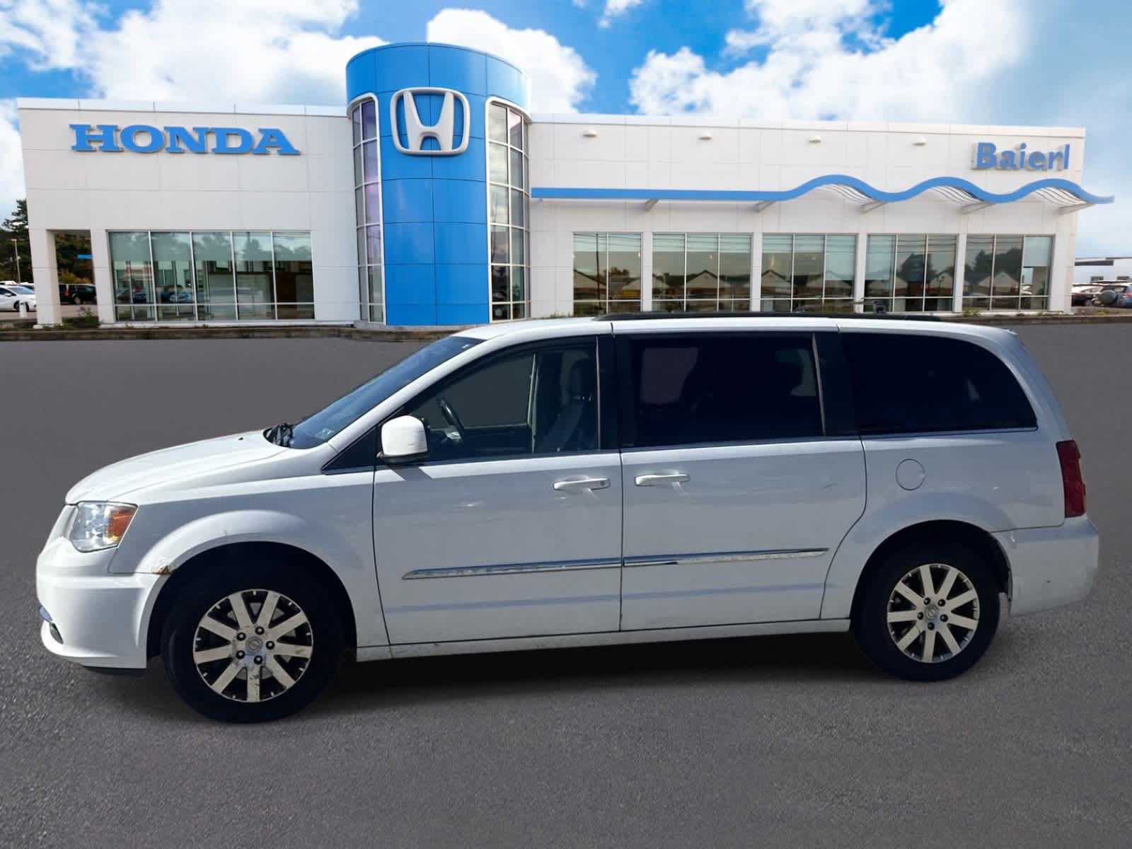 Used 2014 Chrysler Town & Country Touring FWD image 2