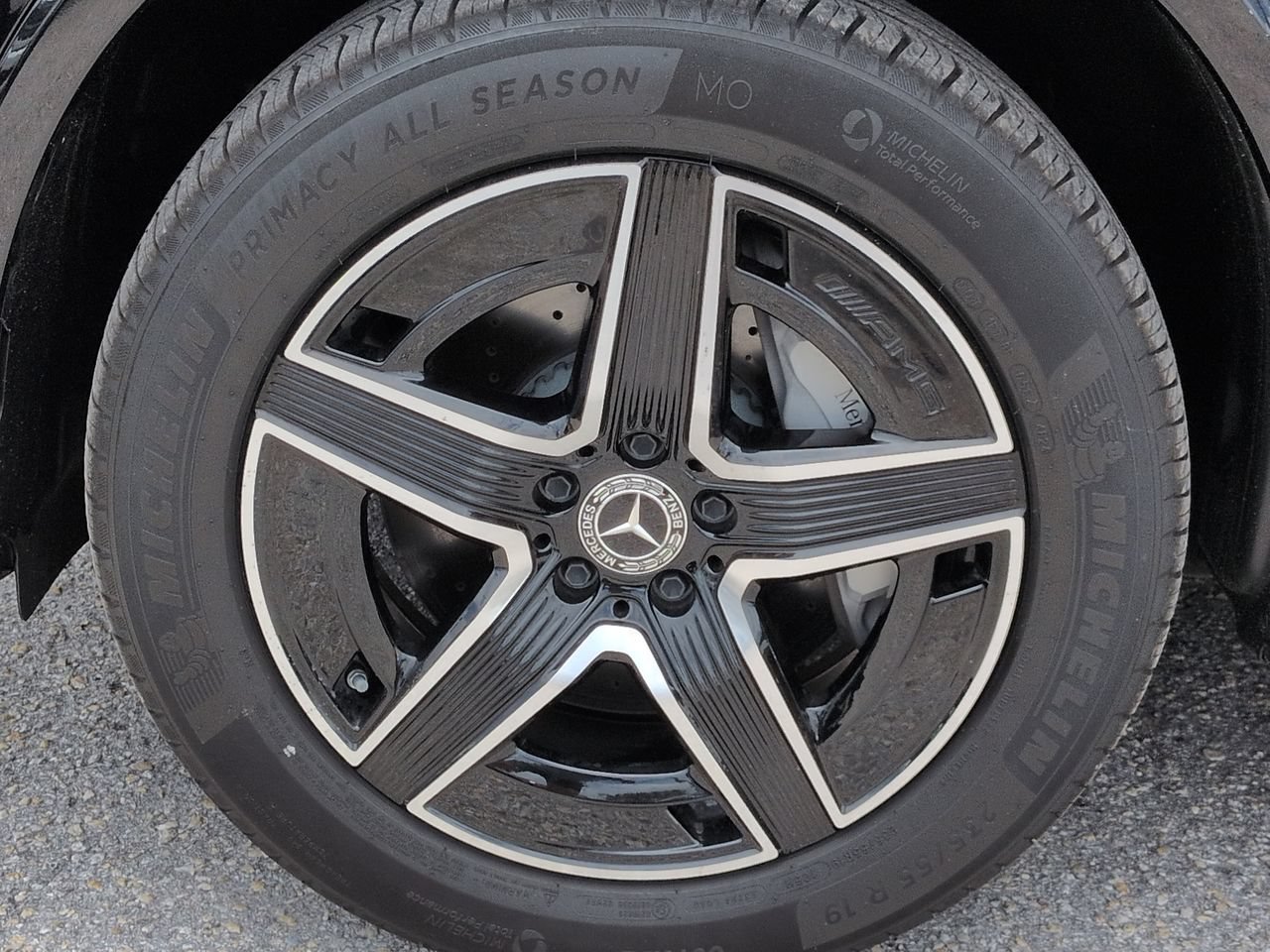 Used 2025 Mercedes-Benz GLC 300 4MATIC image 11