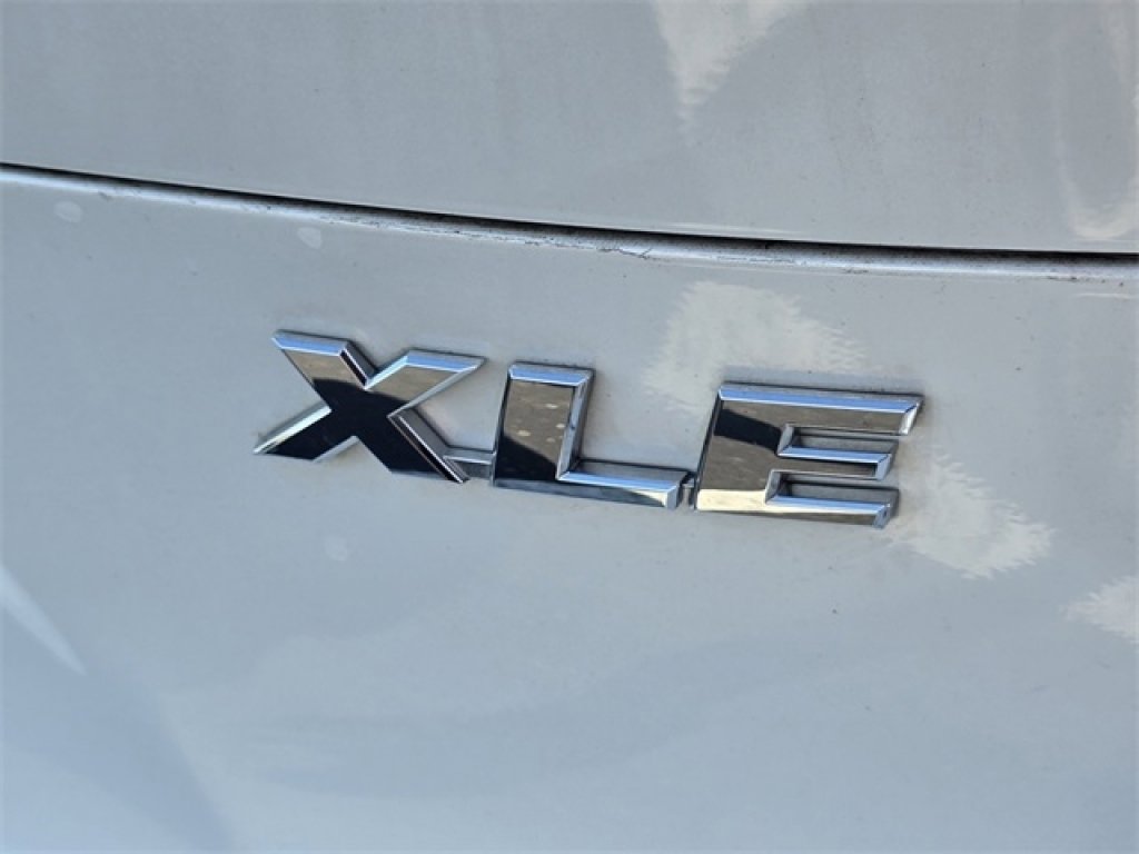 Used 2024 Toyota Venza XLE image 12