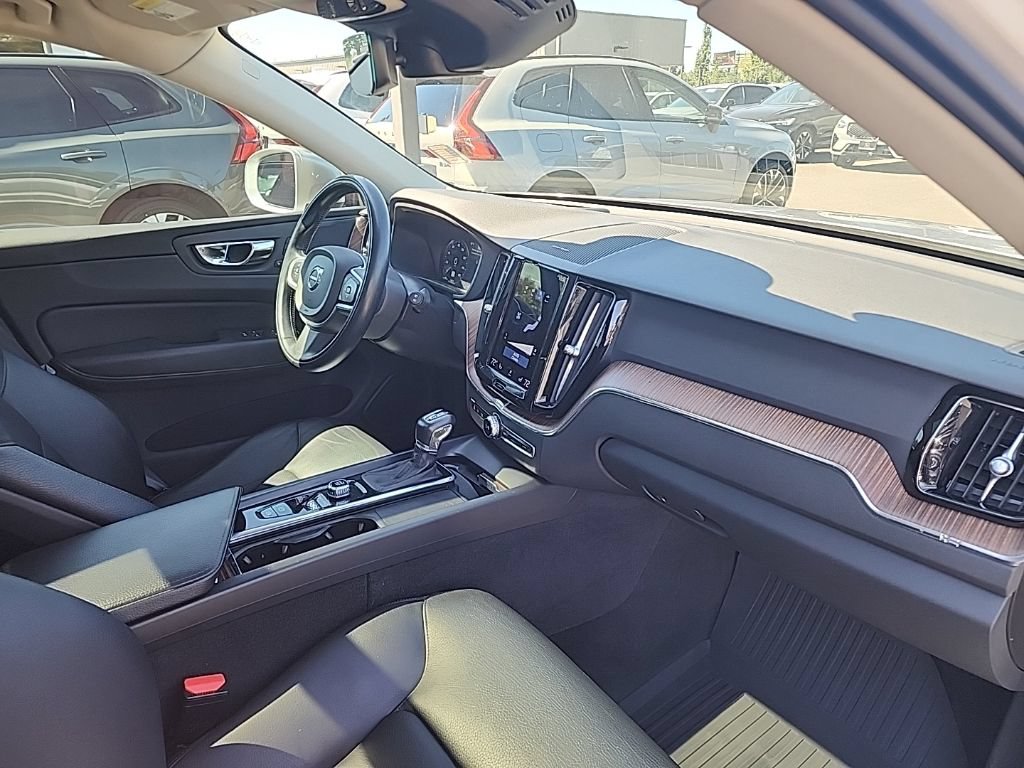 Used 2021 Volvo XC60 T5 Momentum w/ Protection Package AWD/4WD image 19