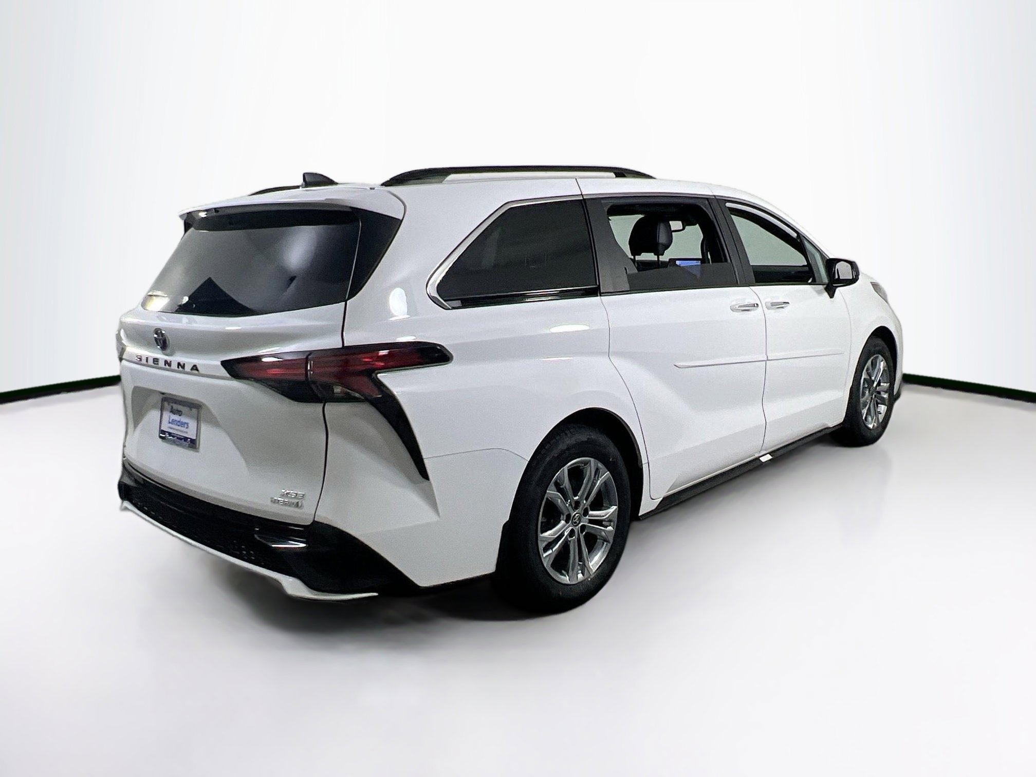 Used 2022 Toyota Sienna XSE image 5