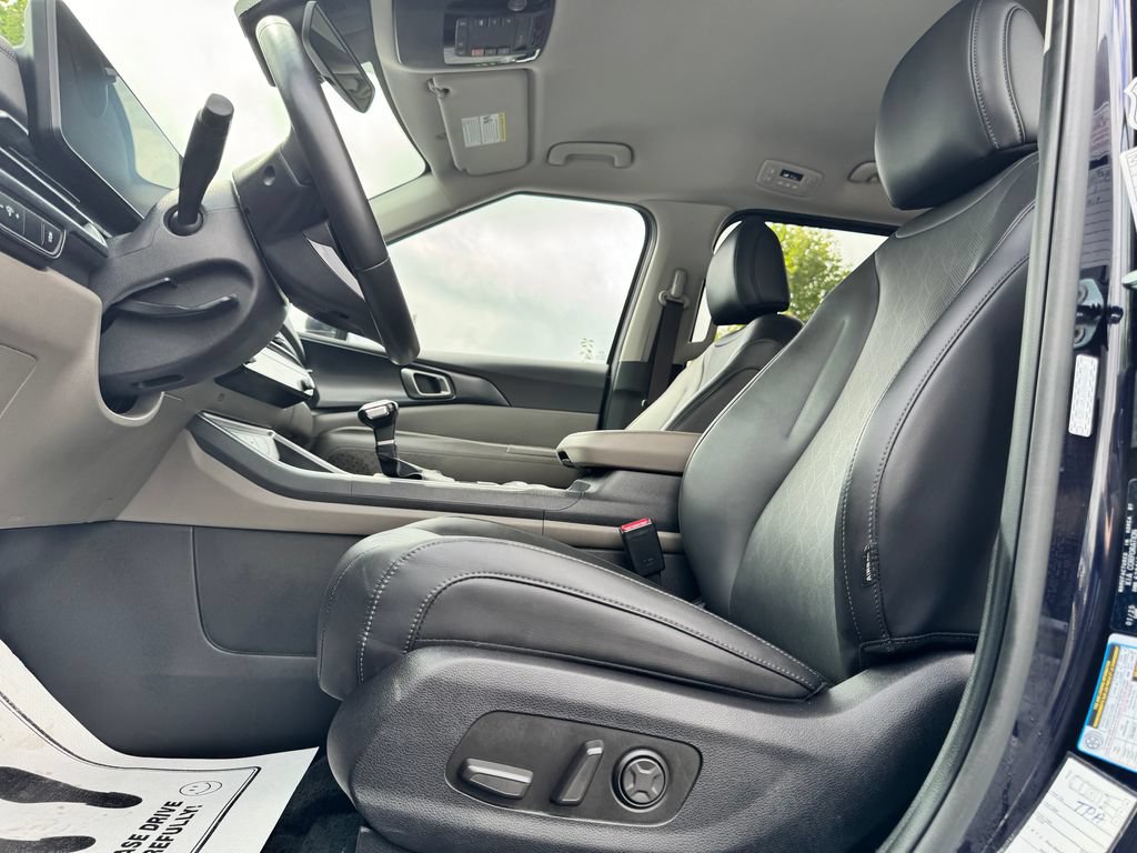 Used 2025 Kia Carnival FWD image 17