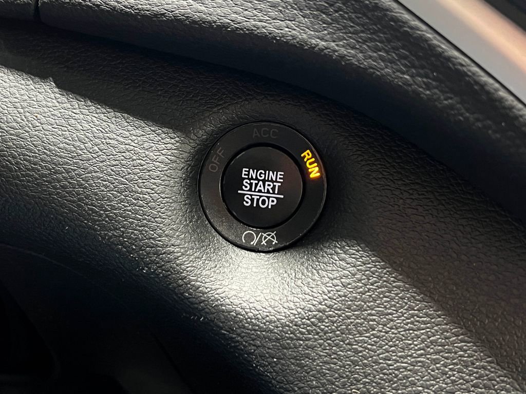 Used 2018 Jeep Cherokee Latitude Plus w/ Comfort/Convenience Group image 19