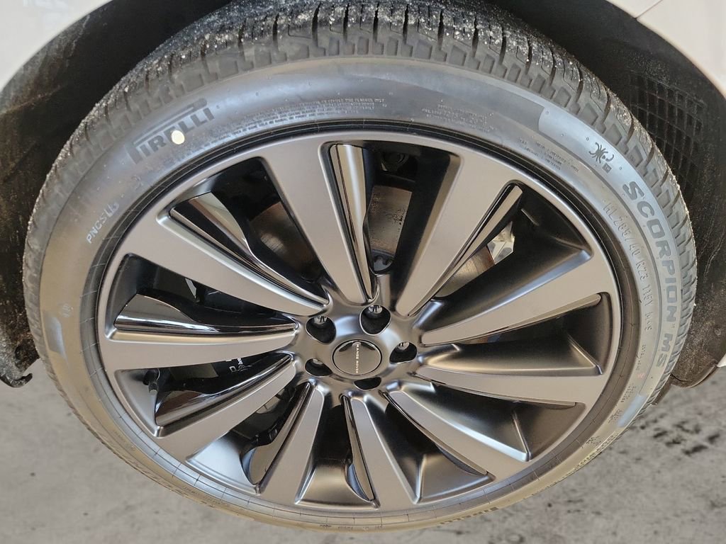 New 2026 Land Rover Range Rover SV image 10