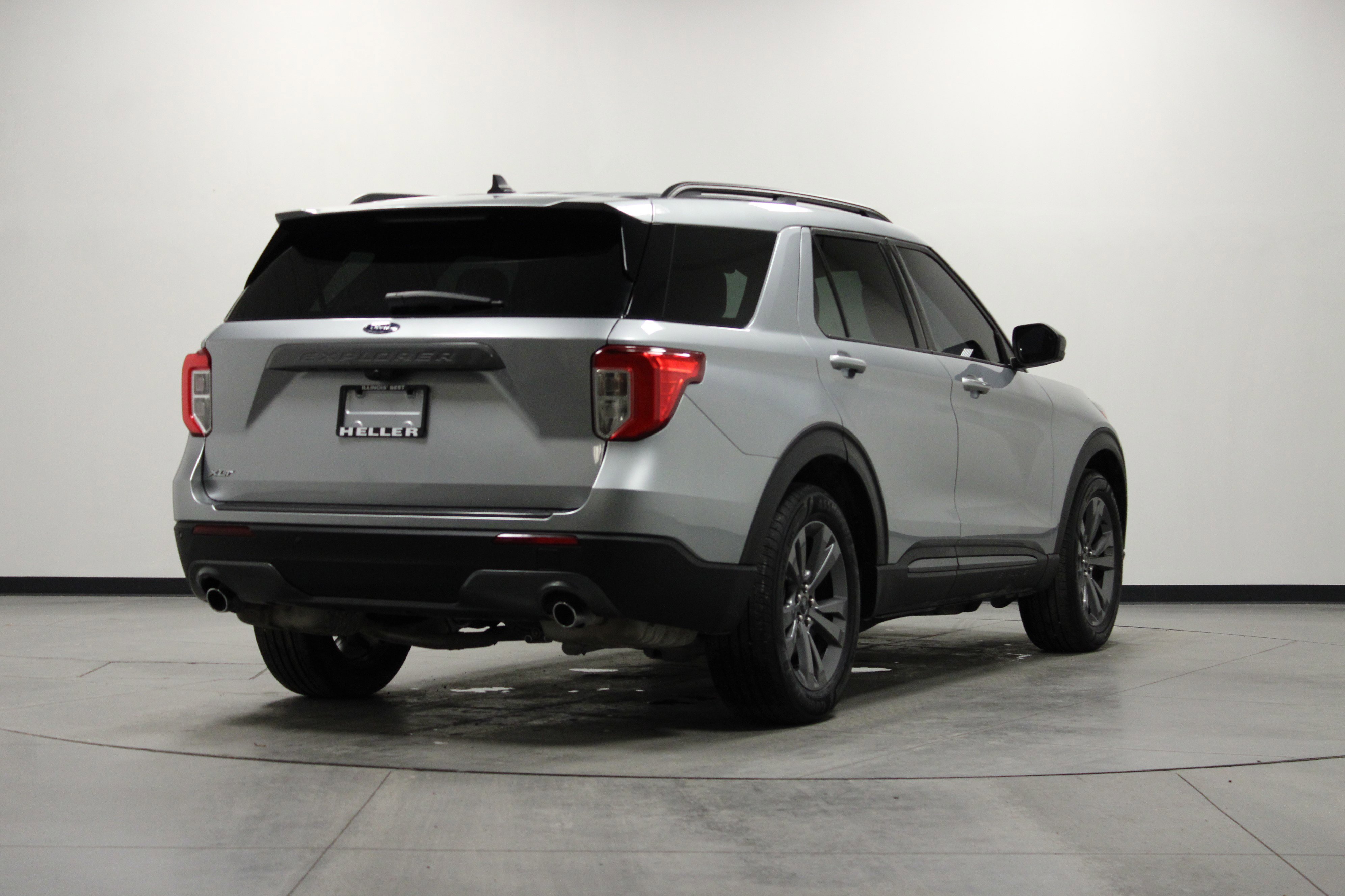 Used 2022 Ford Explorer XLT w/ Equipment Group 202A image 4