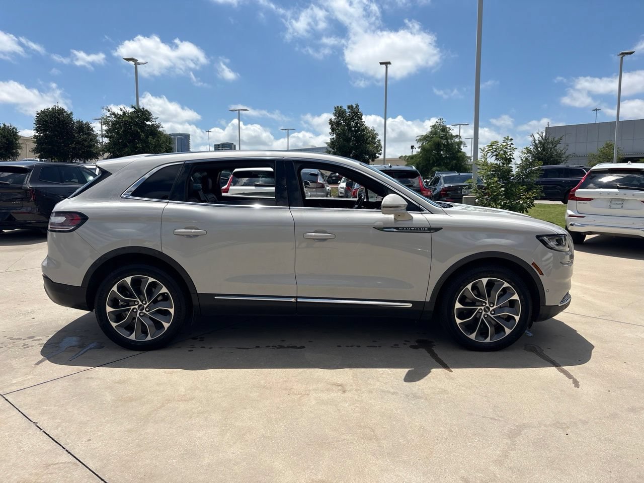 Used 2022 Lincoln Nautilus Reserve w/ Equipment Group 201A AWD/4WD image 3