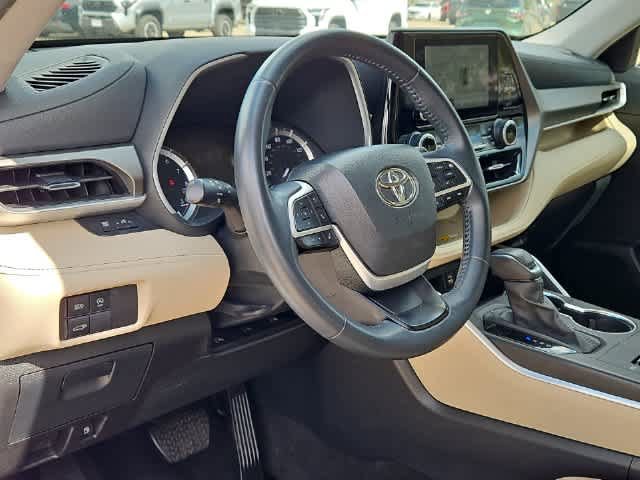 Used 2024 Toyota Highlander XLE FWD image 10