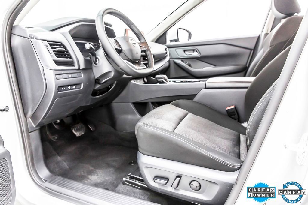 Used 2025 Nissan Rogue SV image 28