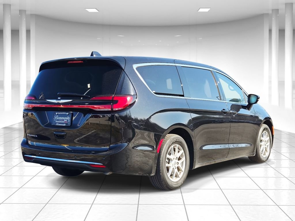 Used 2024 Chrysler Pacifica Touring-L image 3