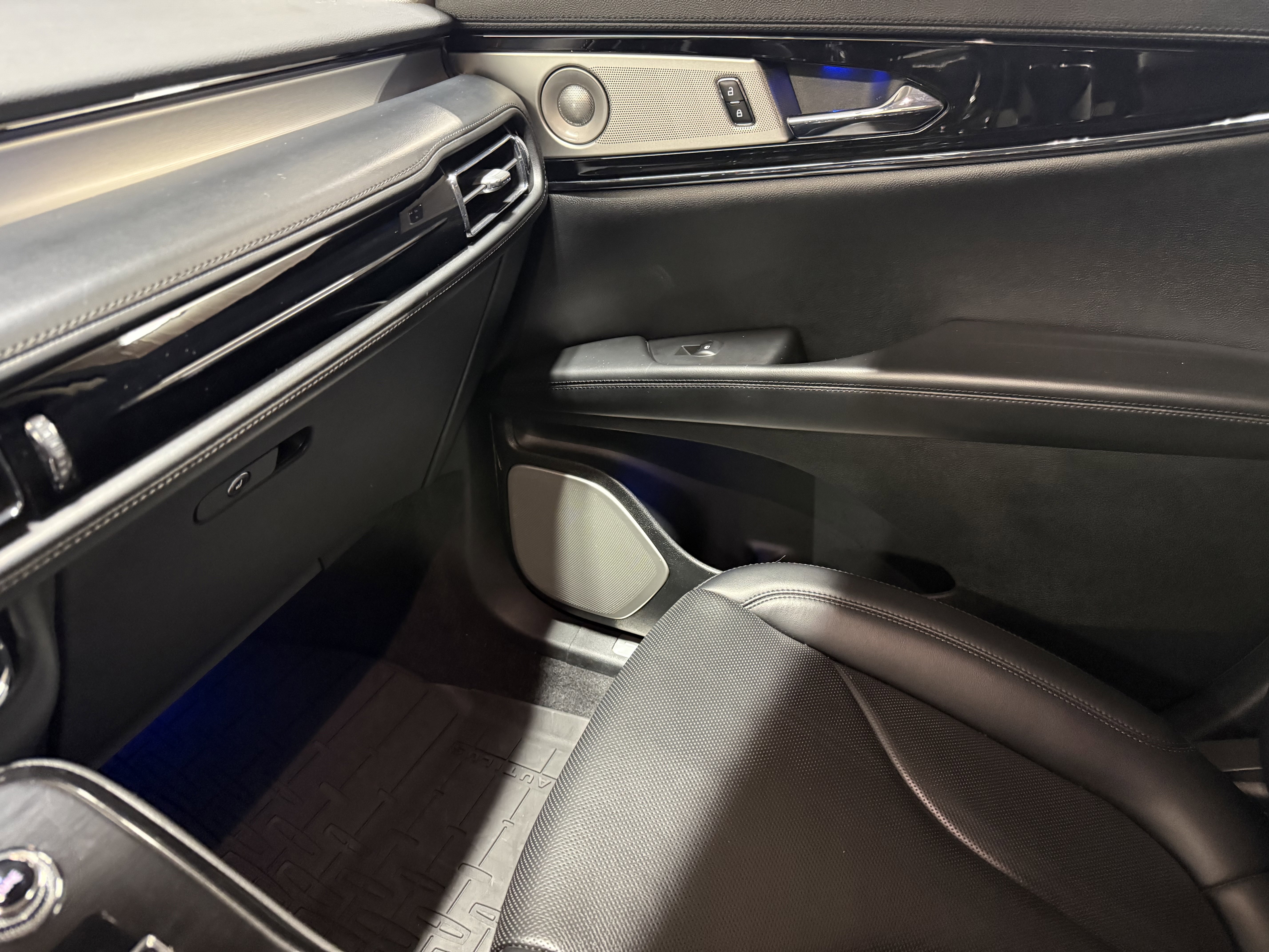 Used 2022 Lincoln Nautilus Reserve w/ Equipment Group 202A image 13