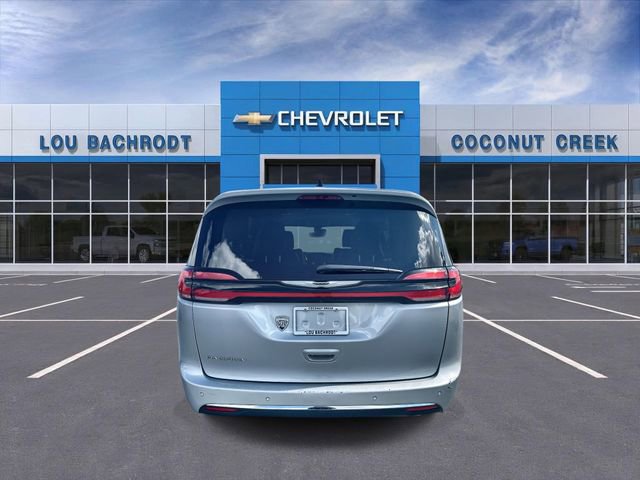 Used 2024 Chrysler Pacifica Touring-L image 7