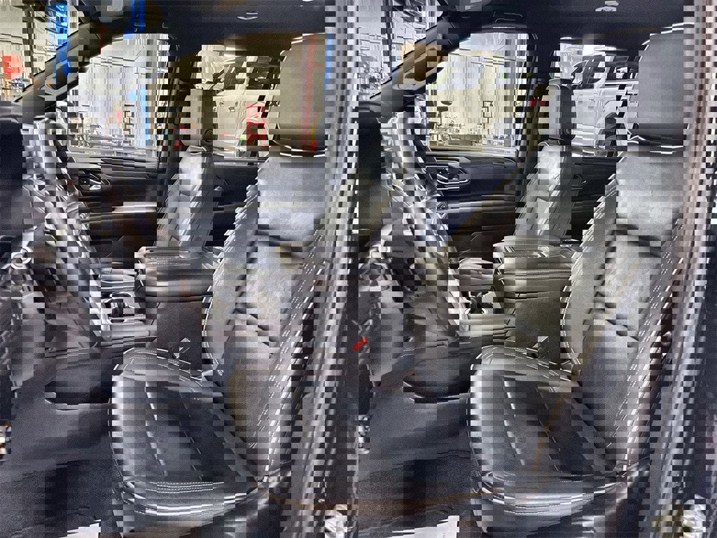 Used 2024 GMC Yukon XL SLT image 12