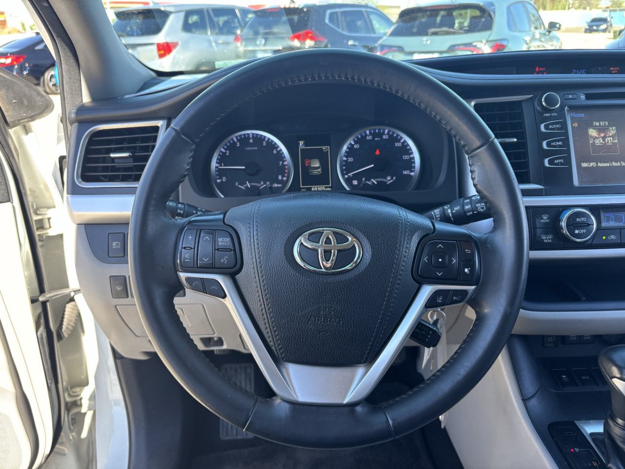 Used 2017 Toyota Highlander Plus w/ Carpet Mat Package FWD image 24