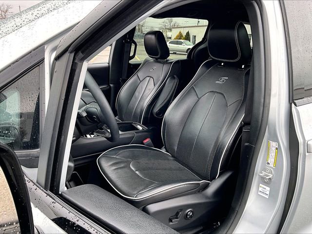 Used 2023 Chrysler Pacifica Limited w/ S Appearance Package image 10