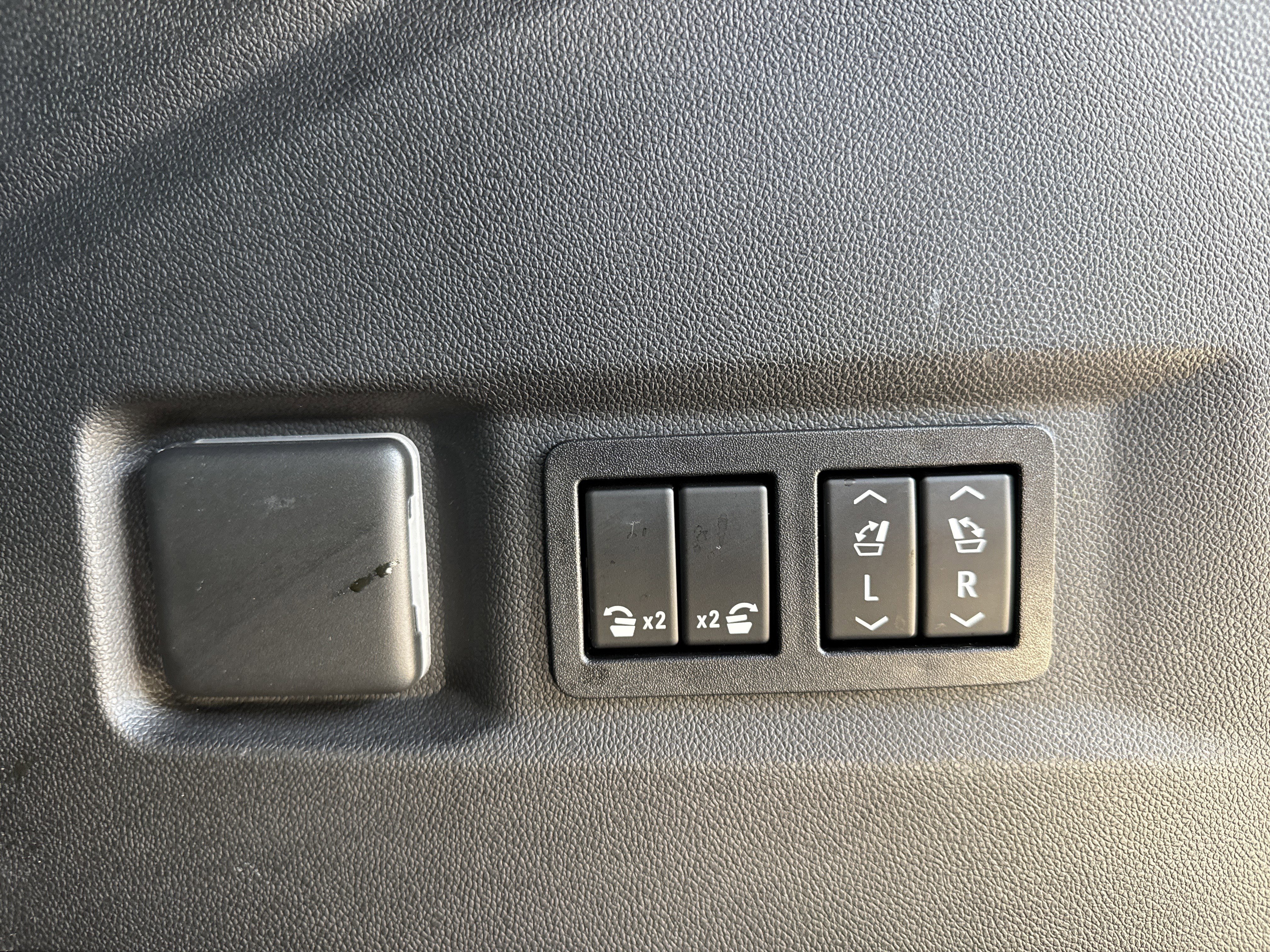 Used 2021 GMC Yukon SLT w/ SLT Premium Package image 36