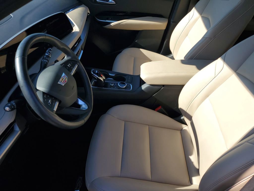 Used 2024 Cadillac XT4 Luxury w/ Cold Weather Package AWD/4WD image 5