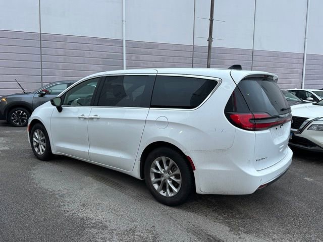 Used 2026 Chrysler Pacifica Limited image 5