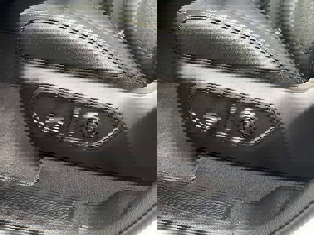 New 2025 Jeep Grand Cherokee Altitude image 25