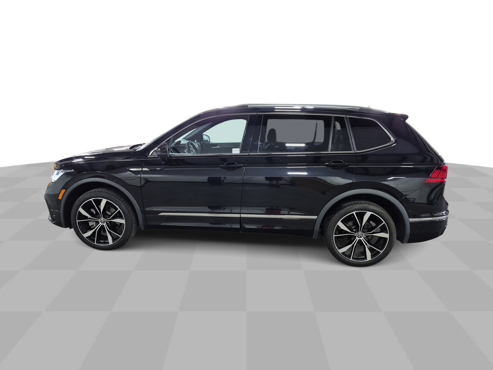 Used 2024 Volkswagen Tiguan SEL R-Line AWD/4WD image 6