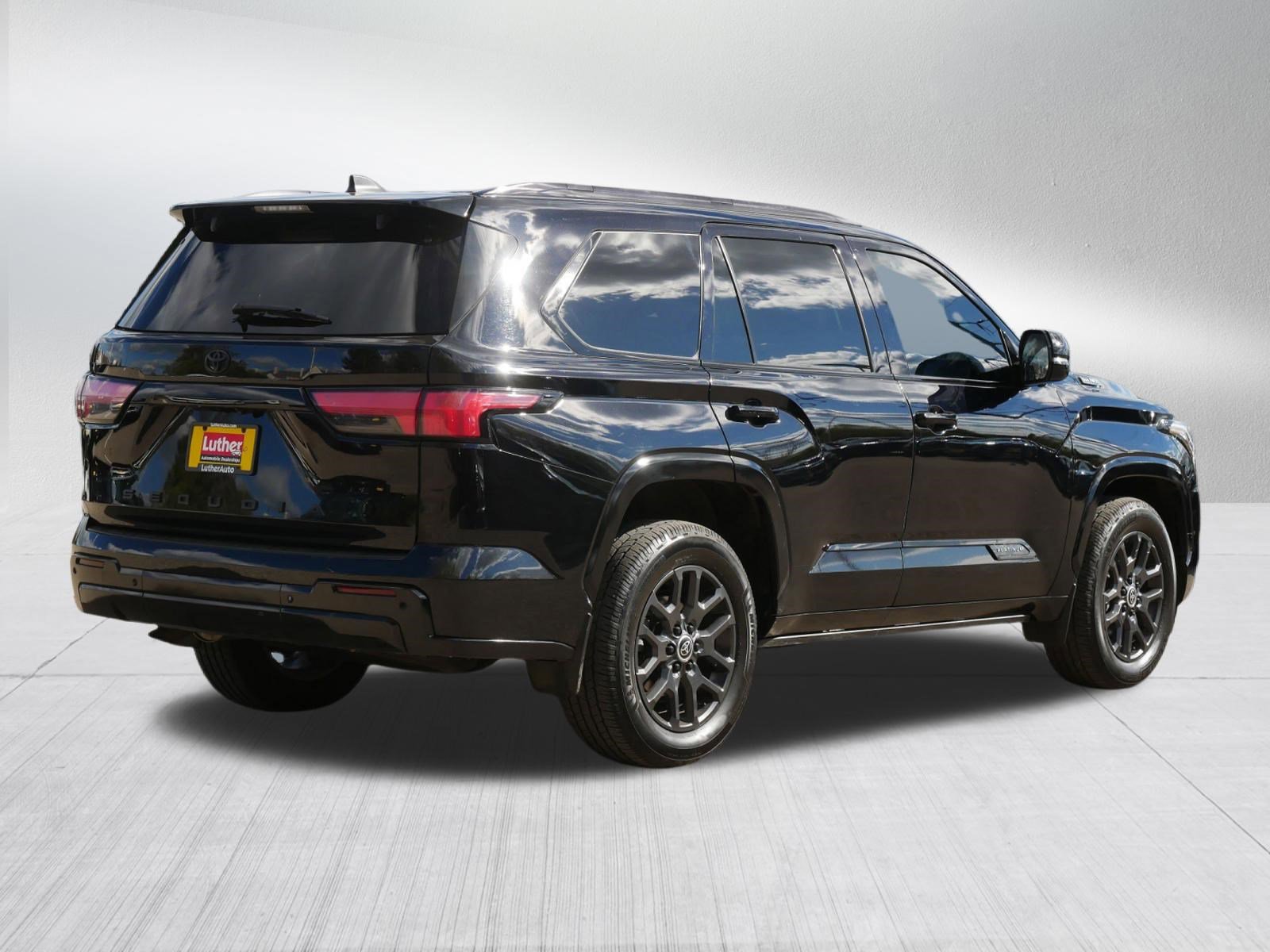 Used 2024 Toyota Sequoia Platinum AWD/4WD image 7