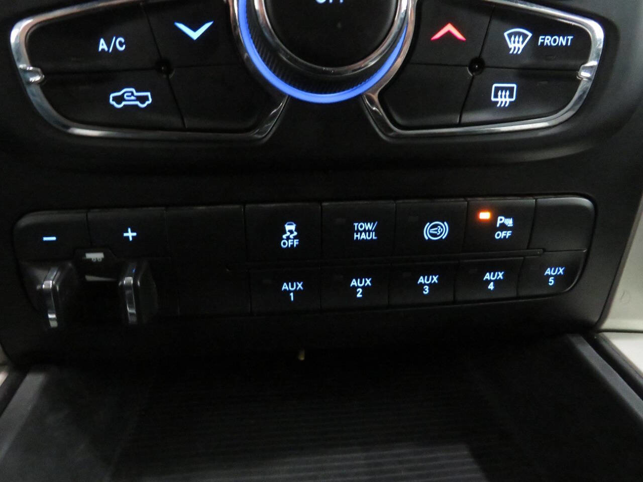 Used 2015 RAM 2500 SLT w/ Luxury Group image 23