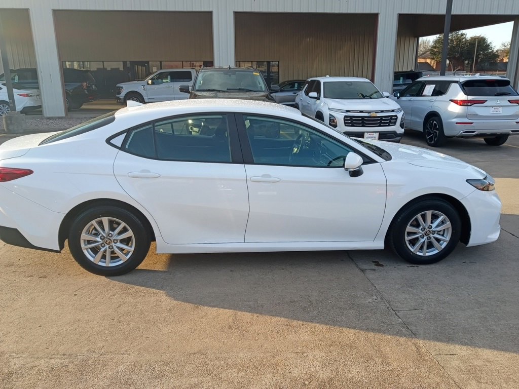 Used 2025 Toyota Camry LE image 7
