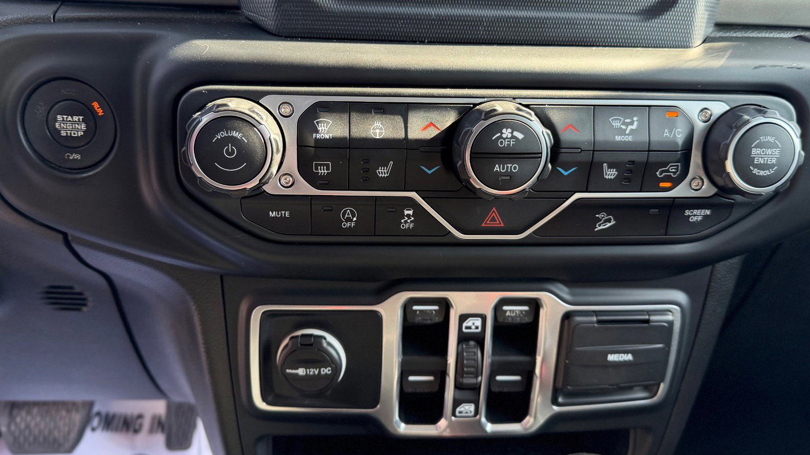 Used 2018 Jeep Wrangler Unlimited Sahara image 32