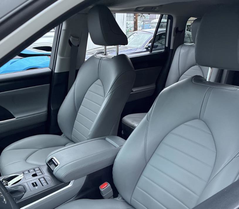 Used 2023 Toyota Highlander XLE image 8