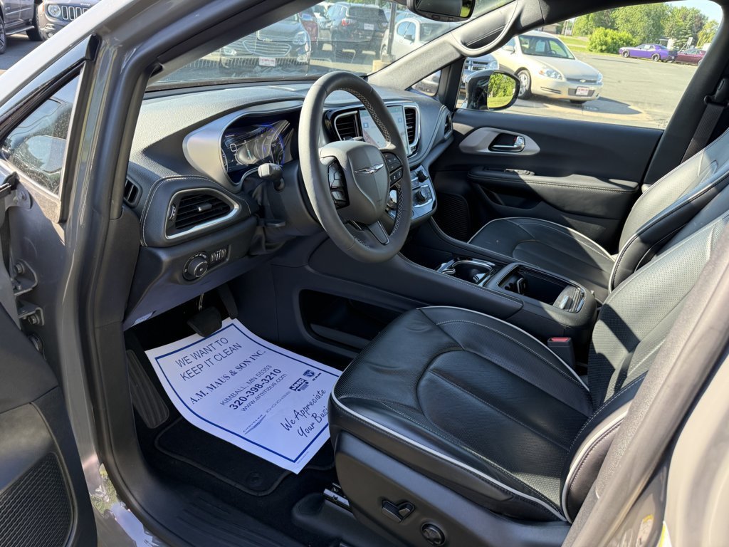 Used 2025 Chrysler Pacifica Limited FWD image 10
