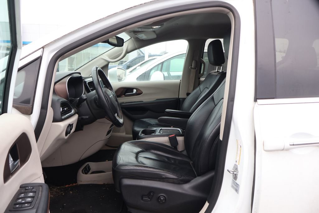 Used 2017 Chrysler Pacifica Touring-L Plus w/ Tire & Wheel Group image 12