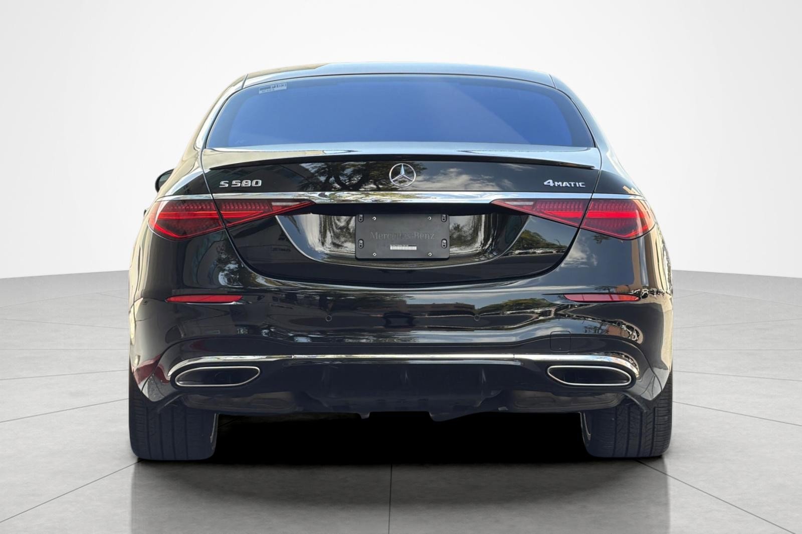 Used 2022 Mercedes-Benz S 580 4MATIC Sedan w/ AMG Line Package image 4