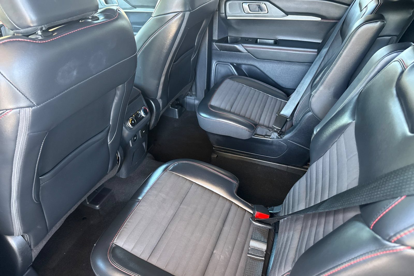 Used 2025 Ford Explorer ST-Line AWD/4WD image 6