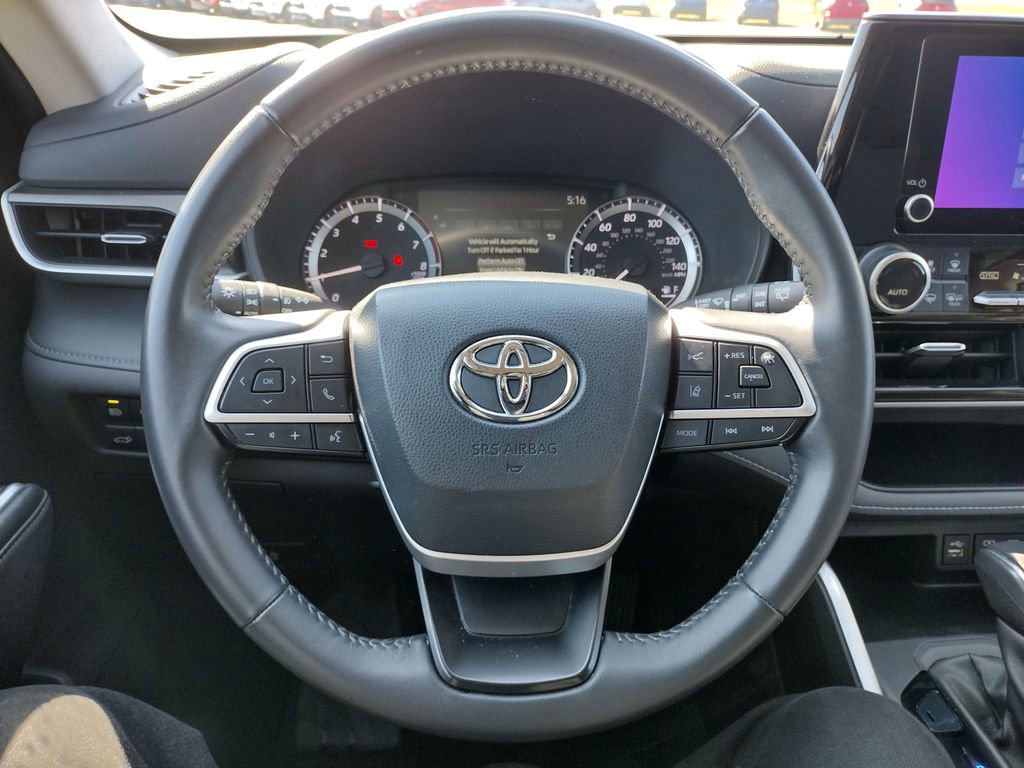 Used 2024 Toyota Highlander LE image 6