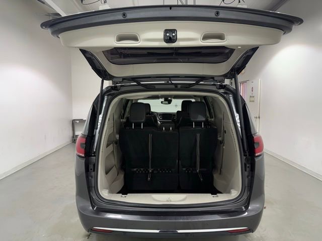 Used 2022 Chrysler Pacifica Touring-L image 8
