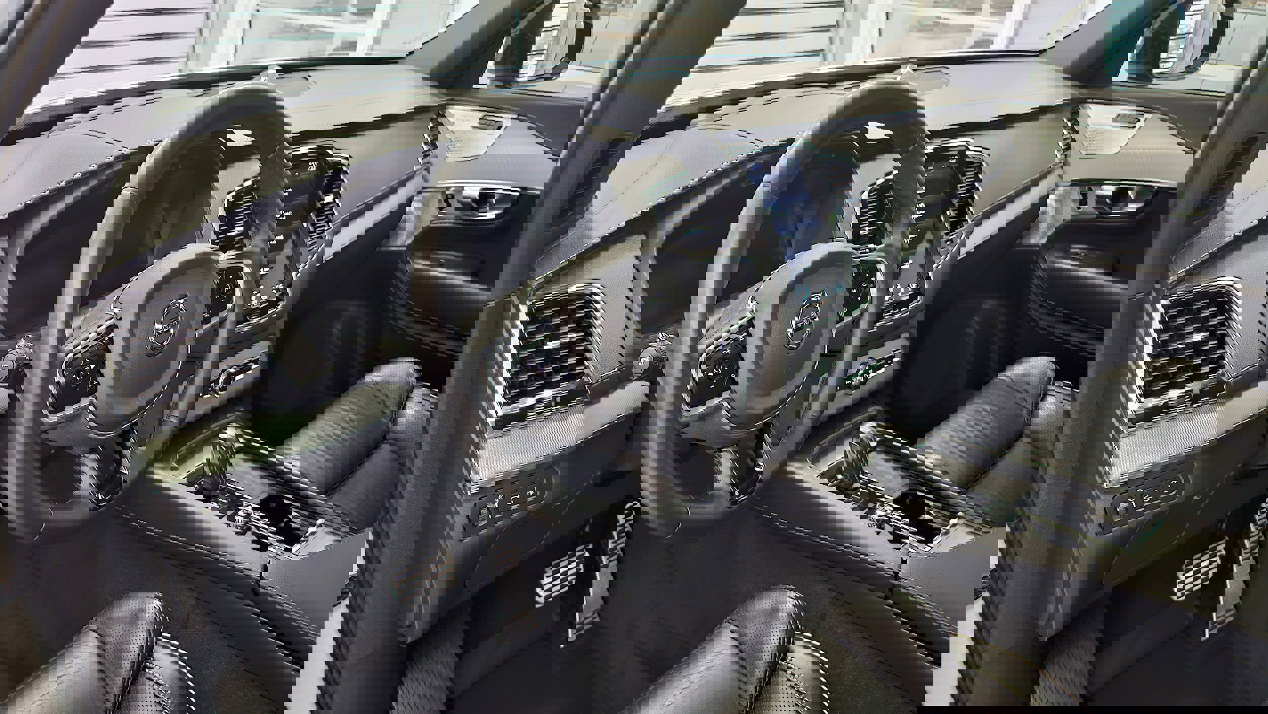 Certified 2022 Volvo XC90 T8 R-Design w/ Advanced Package image 23