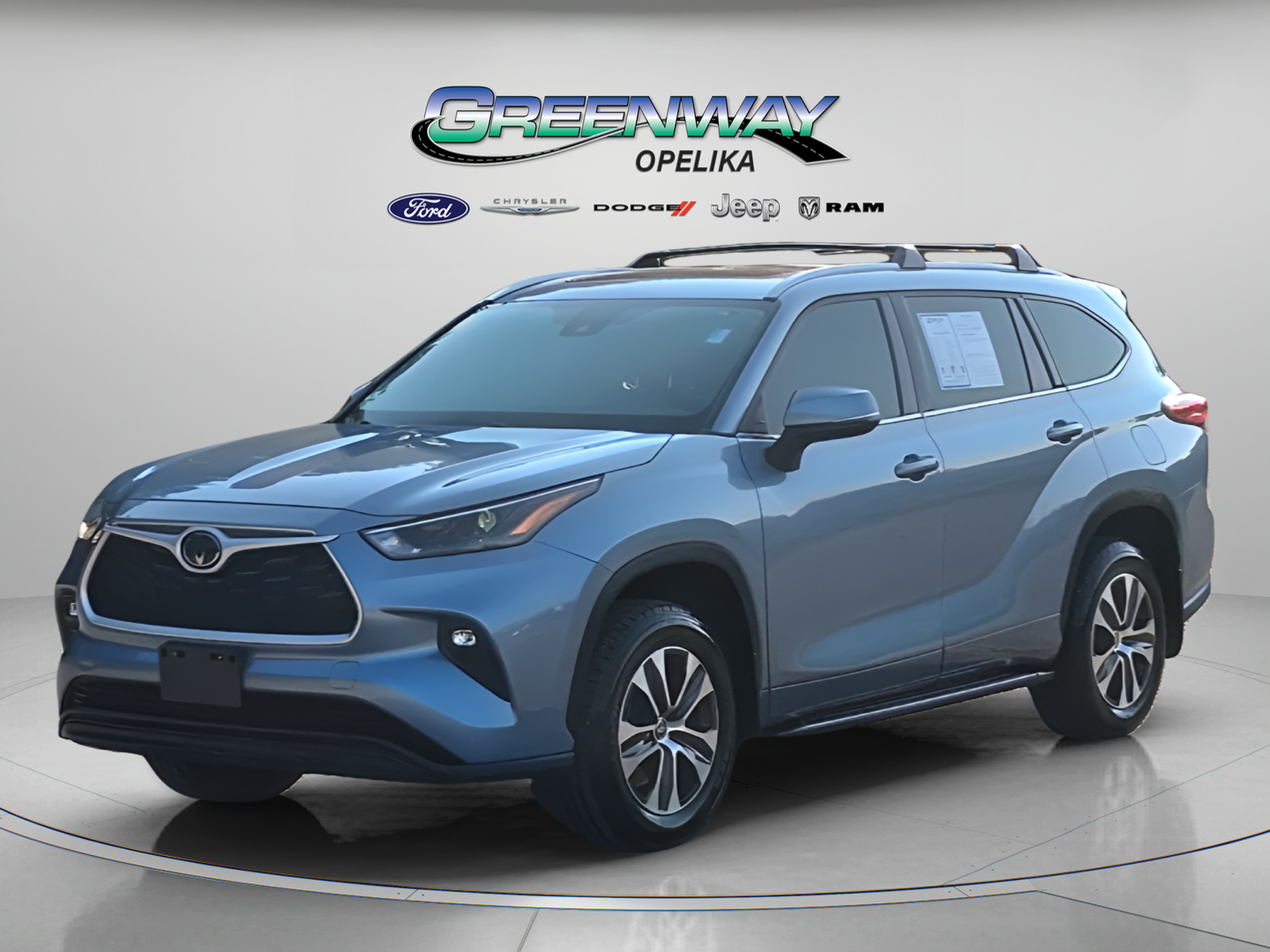 Used 2022 Toyota Highlander XLE AWD/4WD image 3