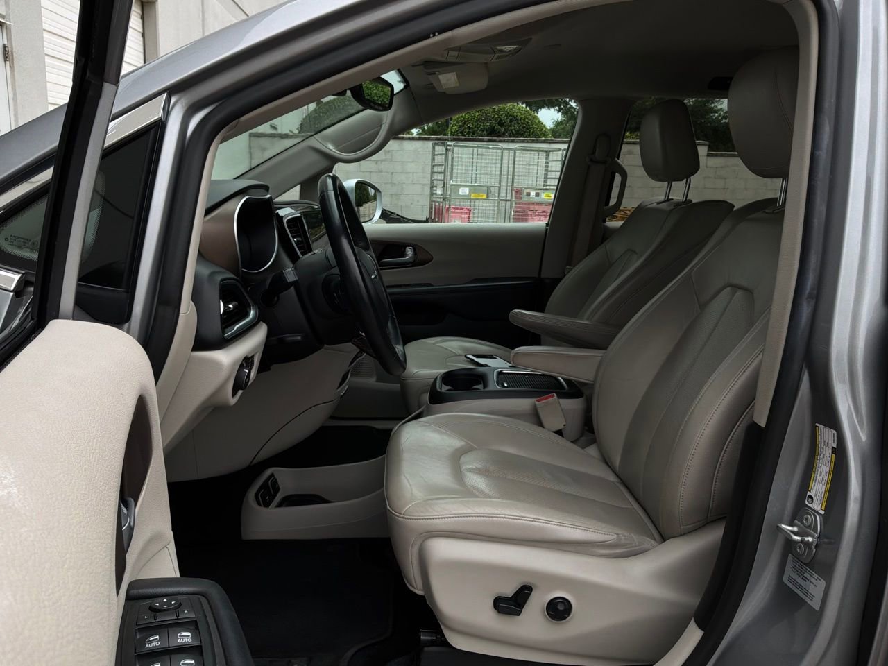 Used 2017 Chrysler Pacifica Touring-L Plus w/ Advanced Safetytec Group image 10