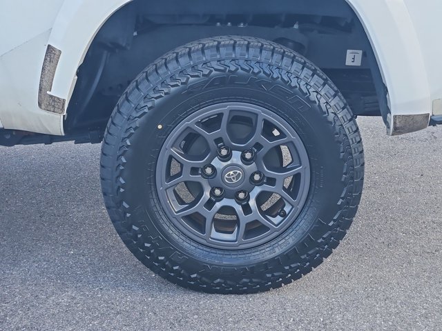 Used 2017 Toyota Tacoma SR5 w/ Tow Package AWD/4WD image 21