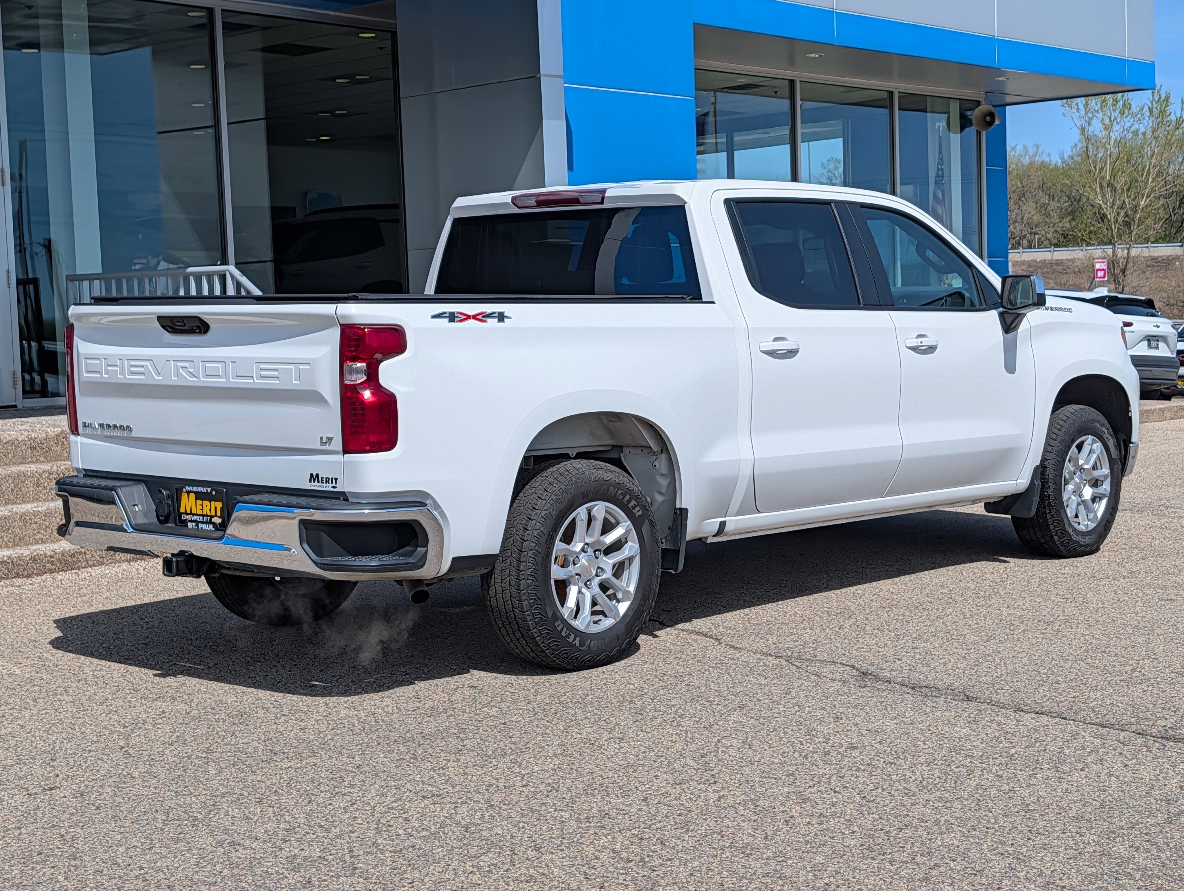 Used 2022 Chevrolet Silverado 1500 LT AWD/4WD image 3