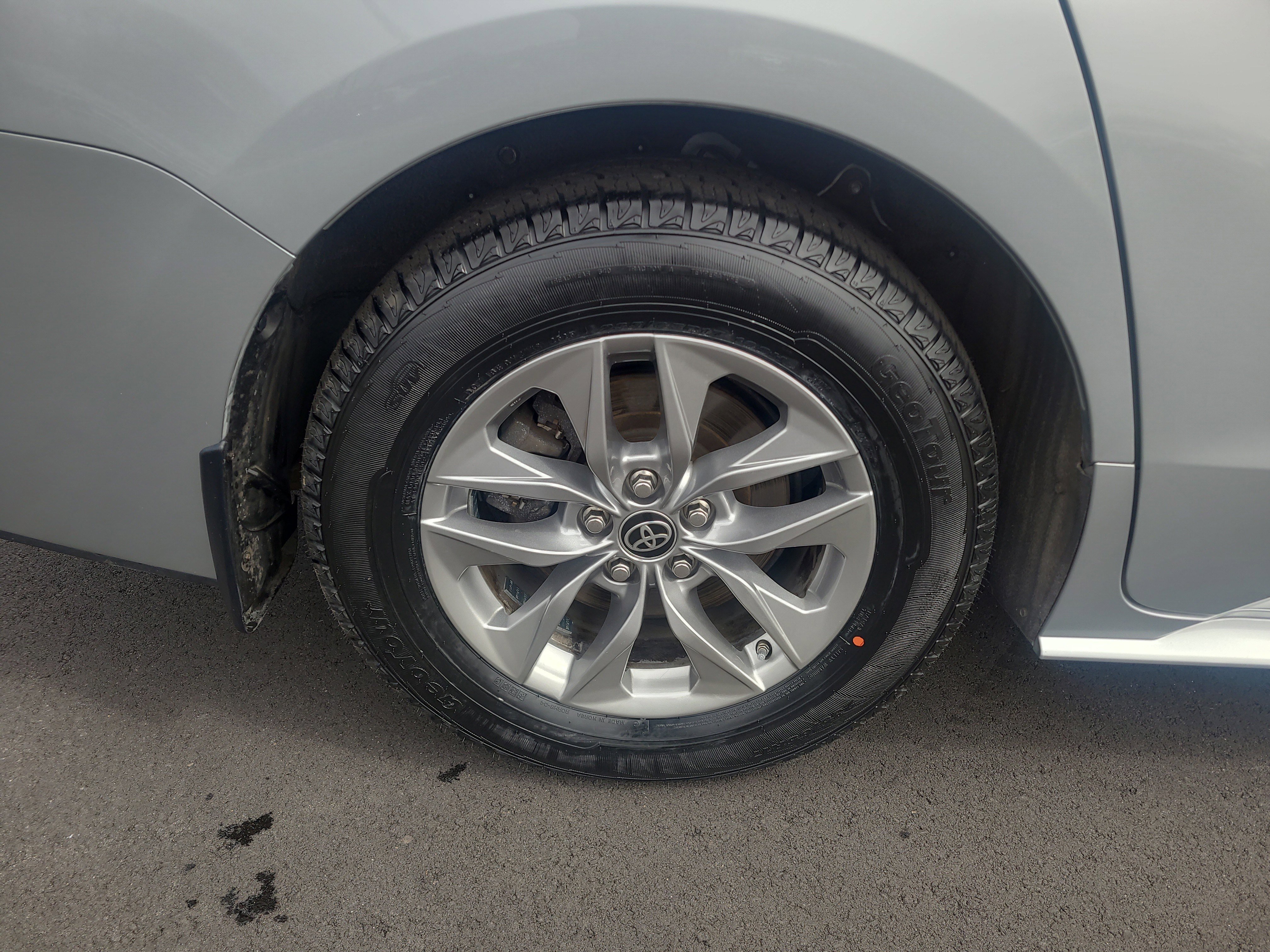 Used 2021 Toyota Sienna XLE image 12