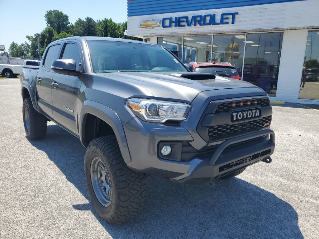 Used 2017 Toyota Tacoma TRD Sport w/ Tow Package (A/T) AWD/4WD video 1