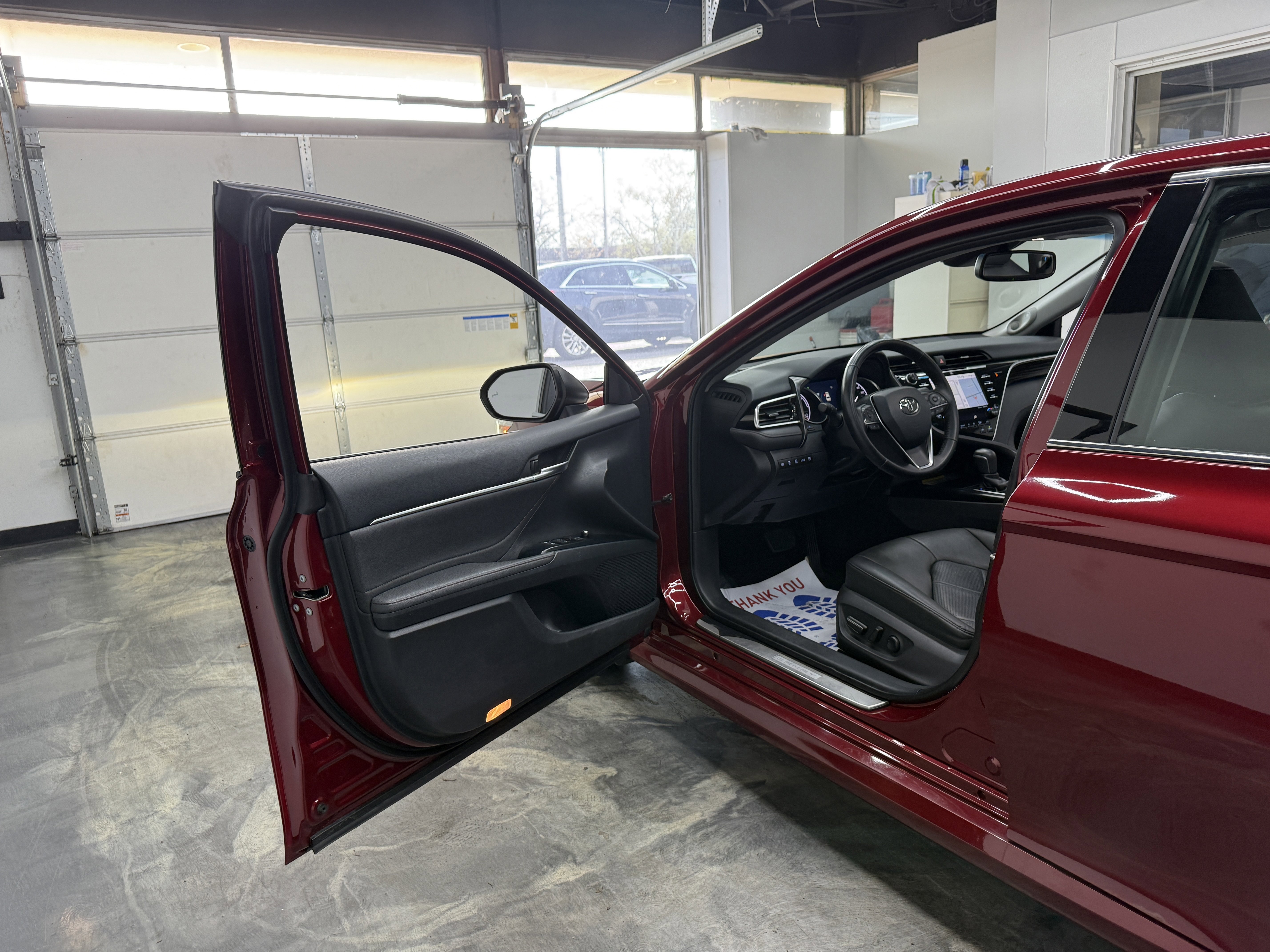 Used 2018 Toyota Camry XLE FWD image 9