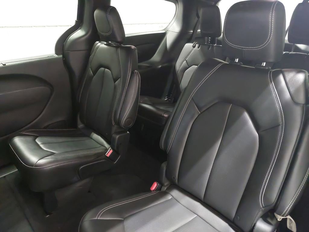 Used 2025 Chrysler Pacifica Select image 16