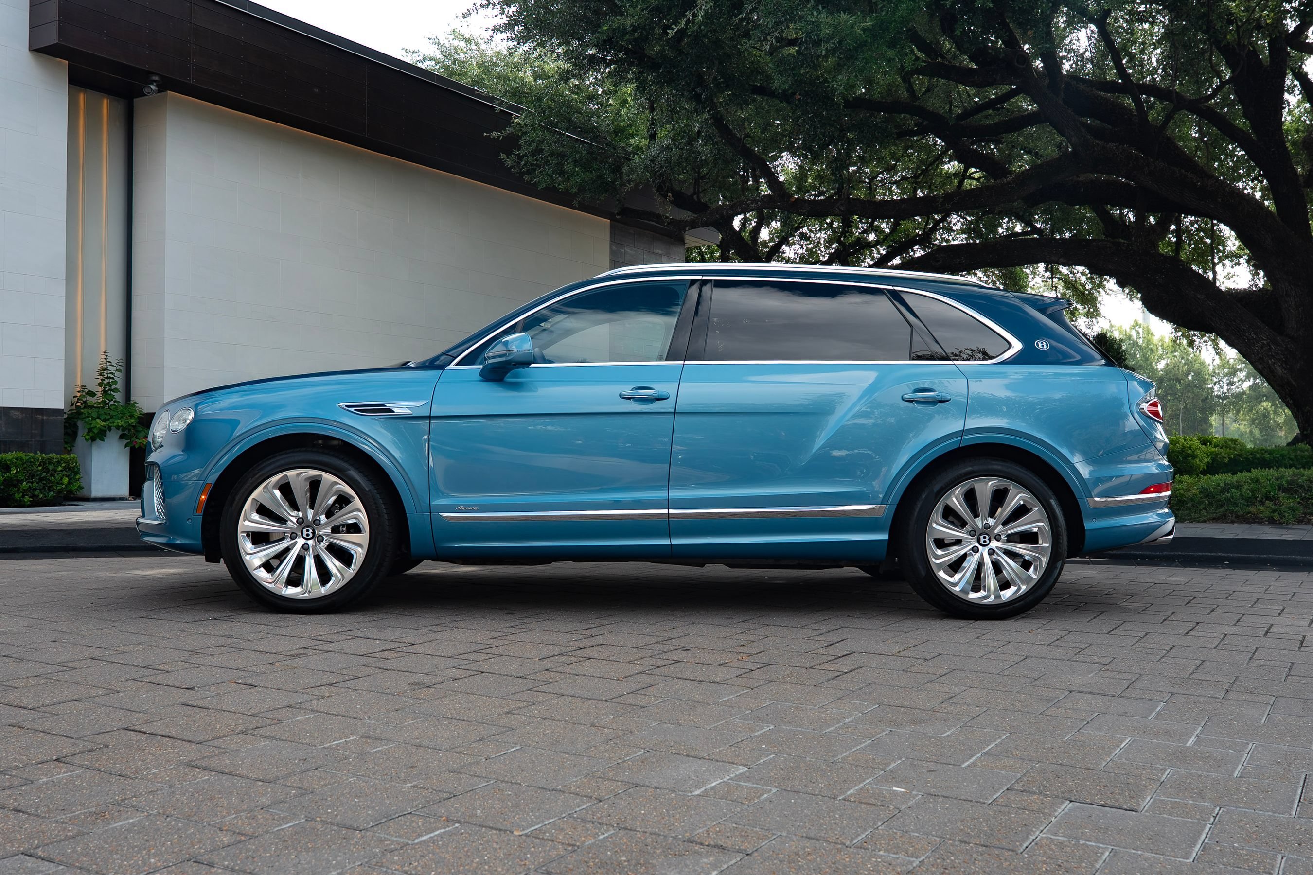 Certified 2025 Bentley Bentayga Extended Wheelbase AWD/4WD image 17