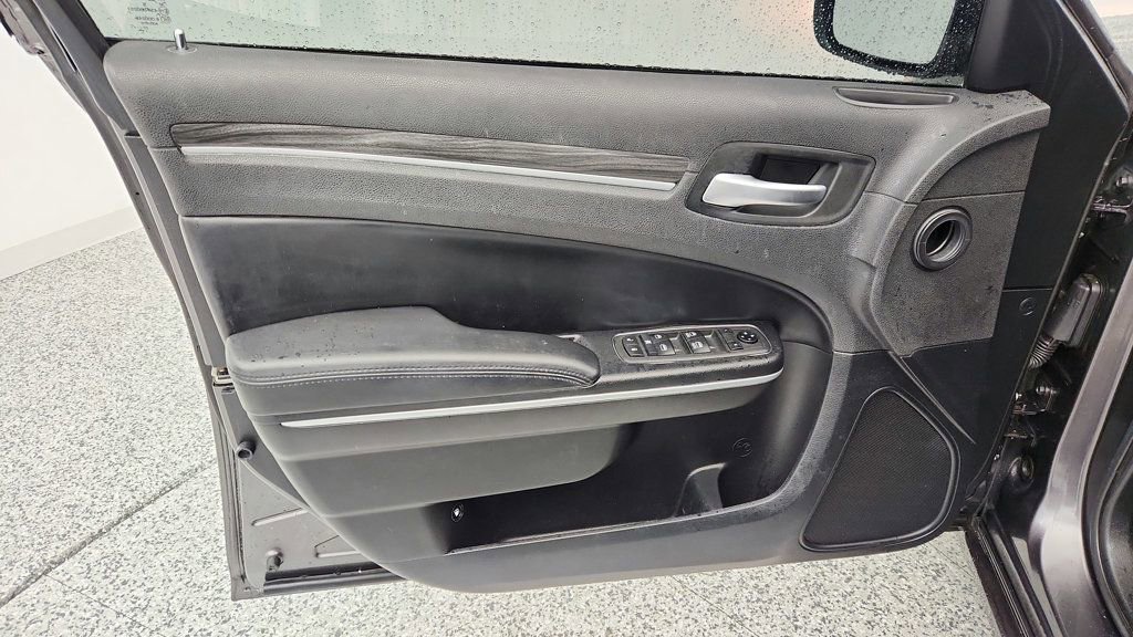 Used 2021 Chrysler 300 Touring w/ Chrome Appearance Package image 10