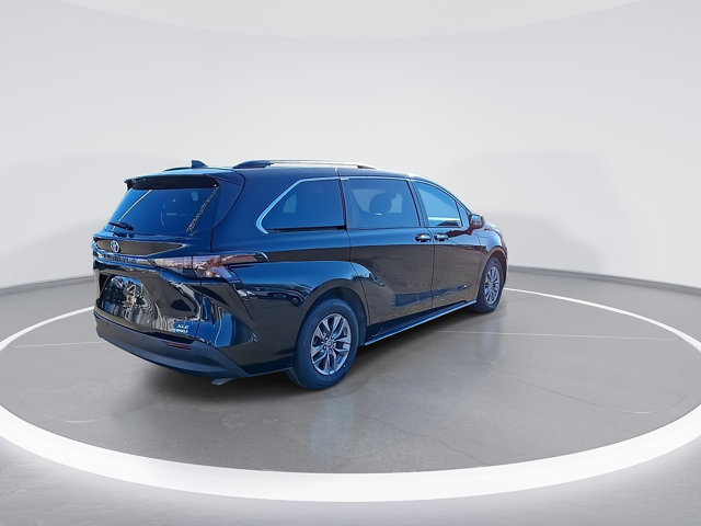 Used 2024 Toyota Sienna XLE image 10