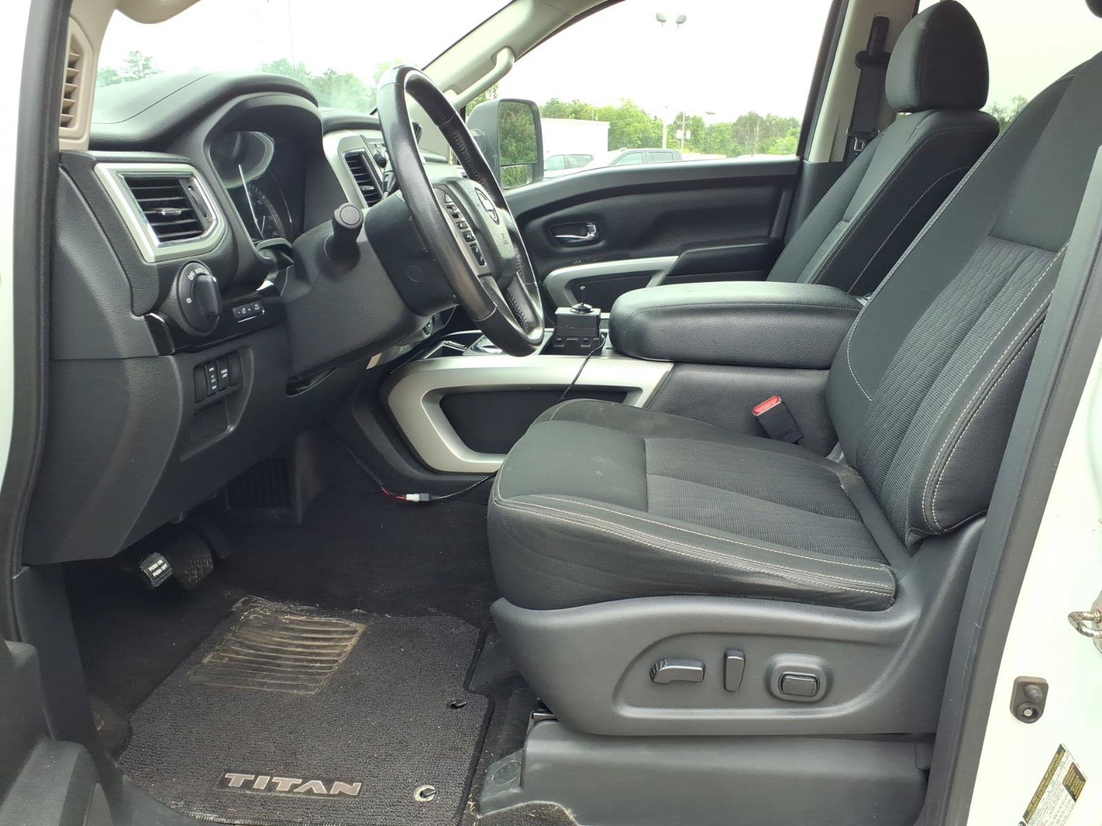 Used 2019 Nissan Titan SV w/ SV Convenience Package AWD/4WD image 8
