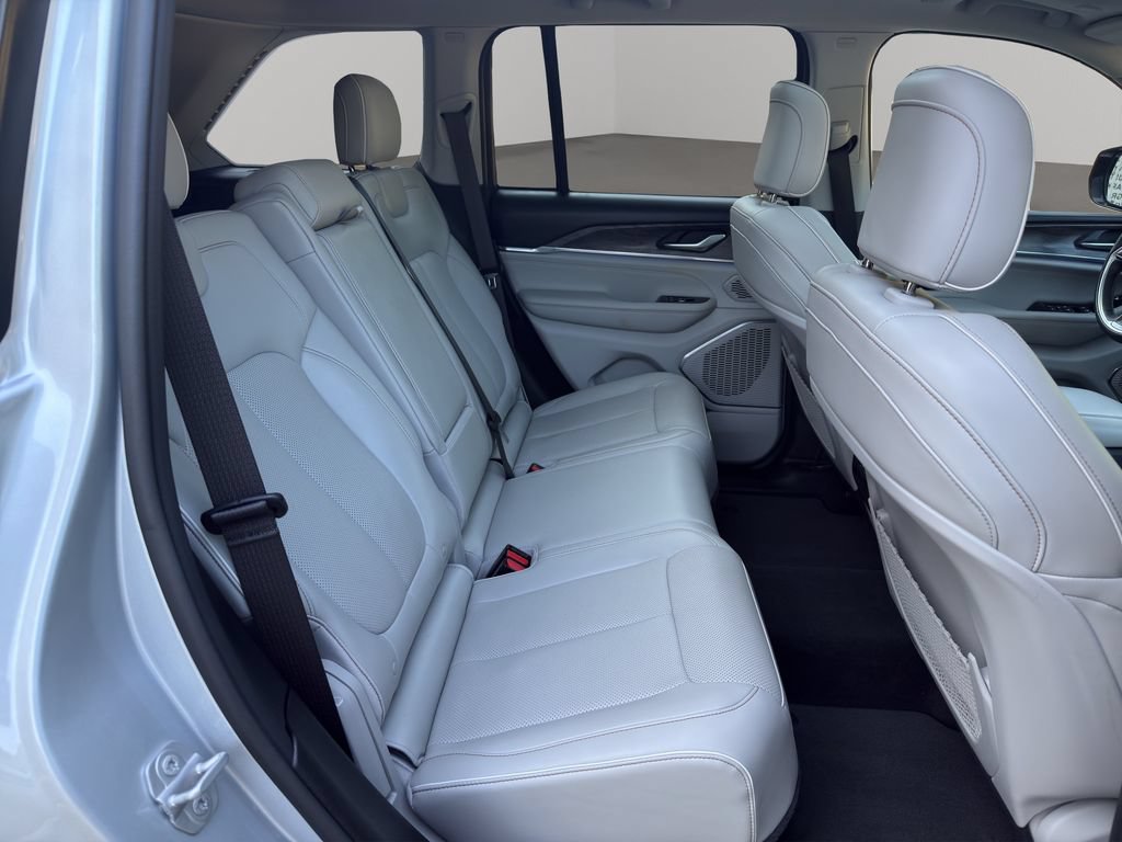 Used 2022 Jeep Grand Cherokee Overland RWD image 18