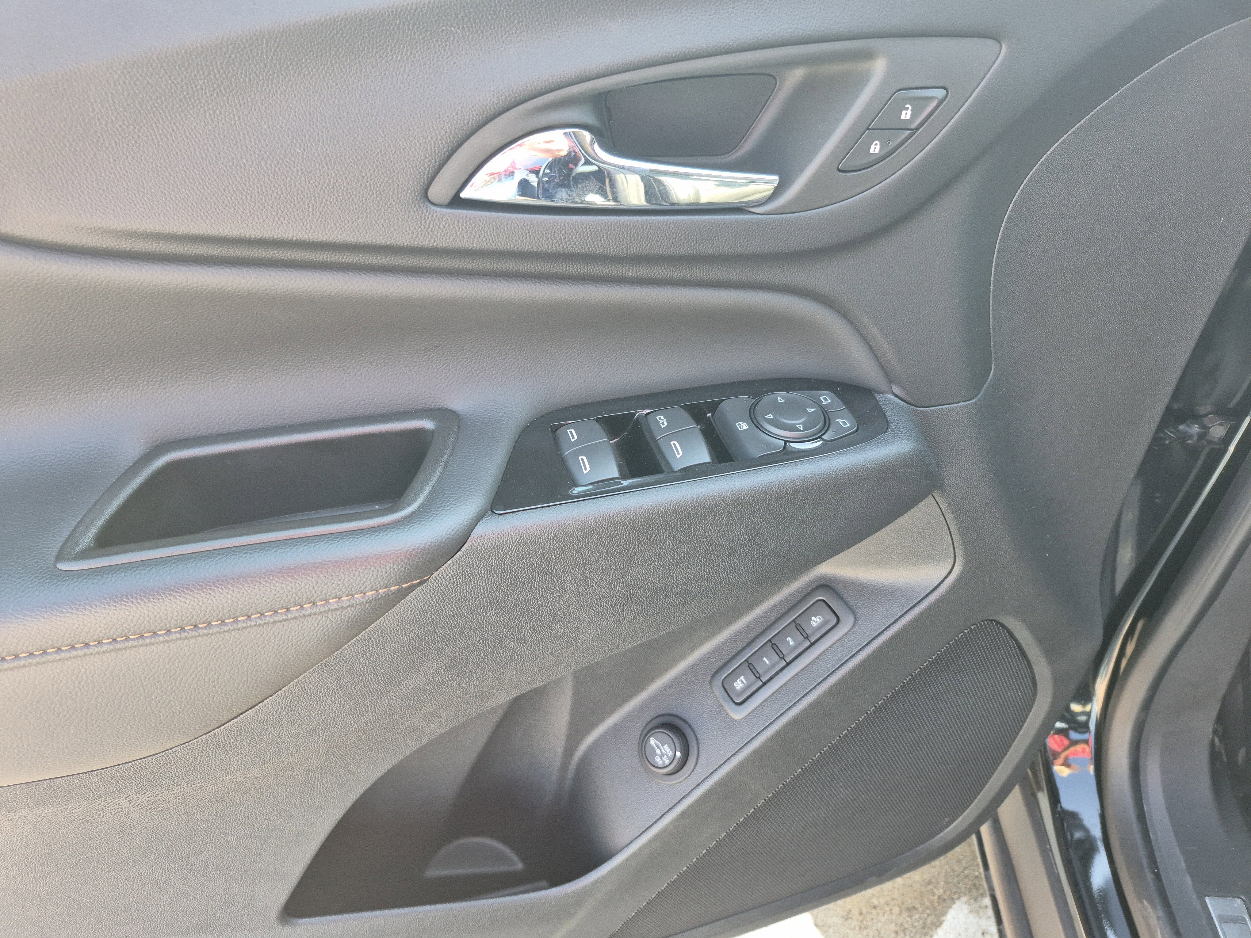 Used 2023 Chevrolet Equinox Premier image 13