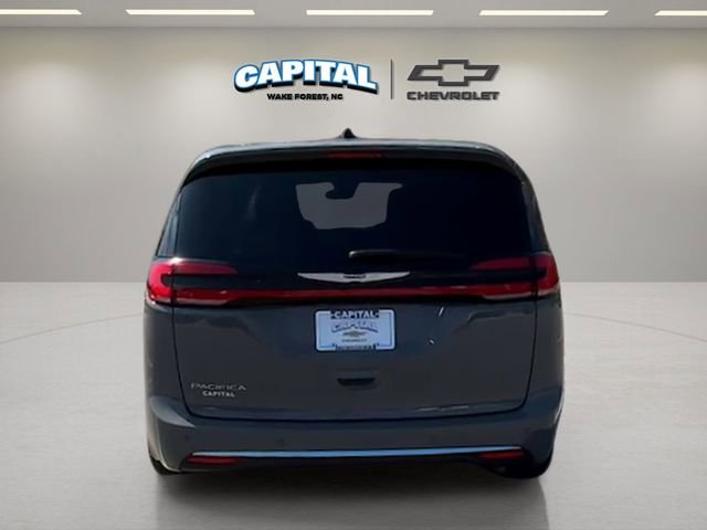 Used 2025 Chrysler Pacifica Select image 4